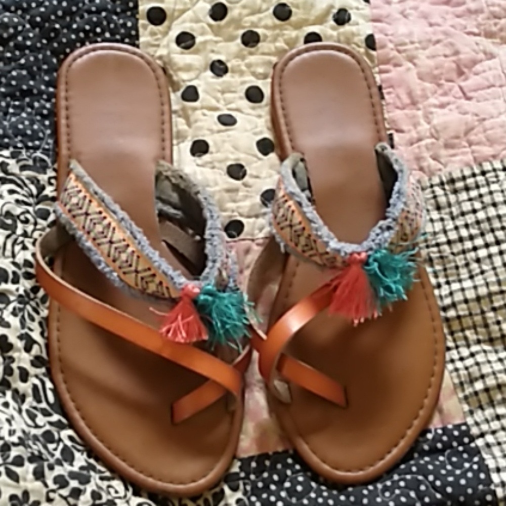 MUDD TASSLE BOHO OPEN-TOE SANDAL.